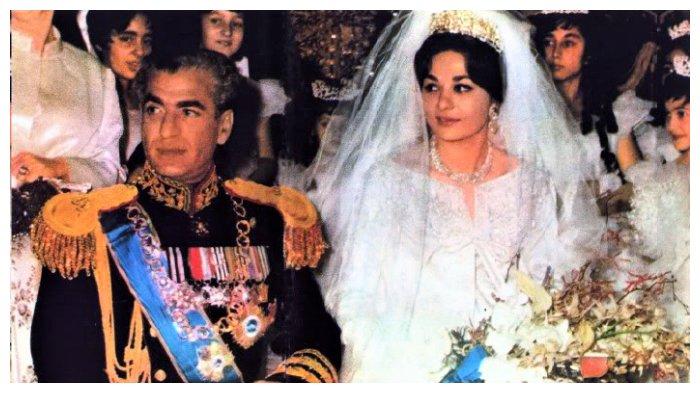 Mohammad Reza Pahlavi menikahi Farah Diba