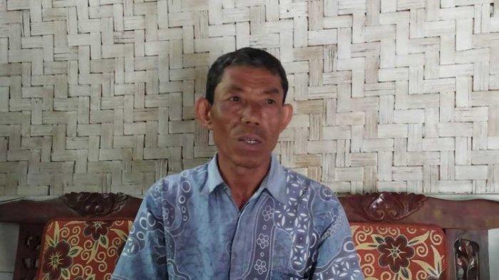 Mulyono, pengemudi ojol di rumahnya Desa Srowot1