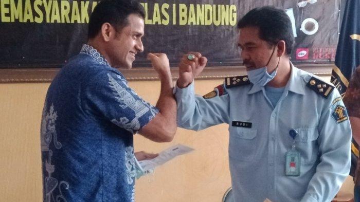 M Nazarudin dan PK Bapas Bandung Budiana di Kantor Bapas Bandung, Jalan Ibrahim Adjie, Kamis (13/8/2020).
