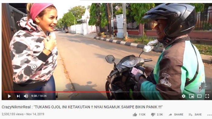 Nikita Mirzani memberi uang tunai 1 juta pada driver ojol