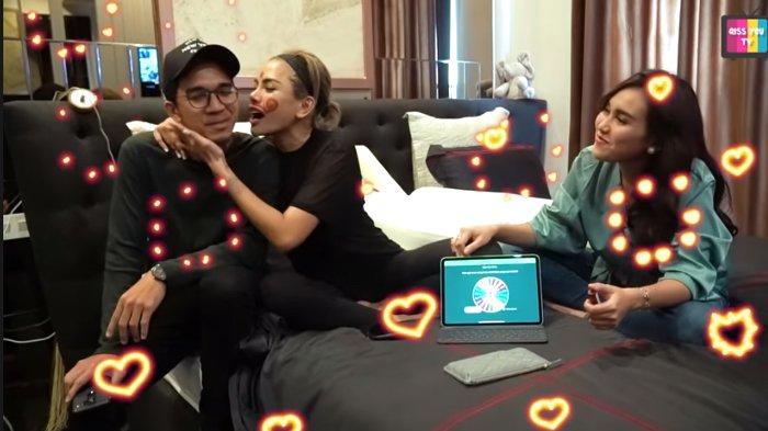 Nikita Mirzani mencium sang asisten 3