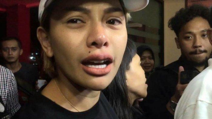 Nikita Mirzani saat dijemput paksa polisi Jumat (31/1/2020)