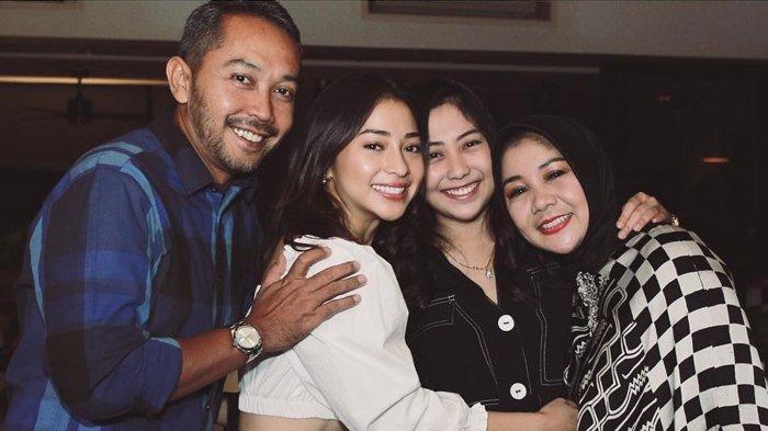 Nikita Willy bersama keluarganya
