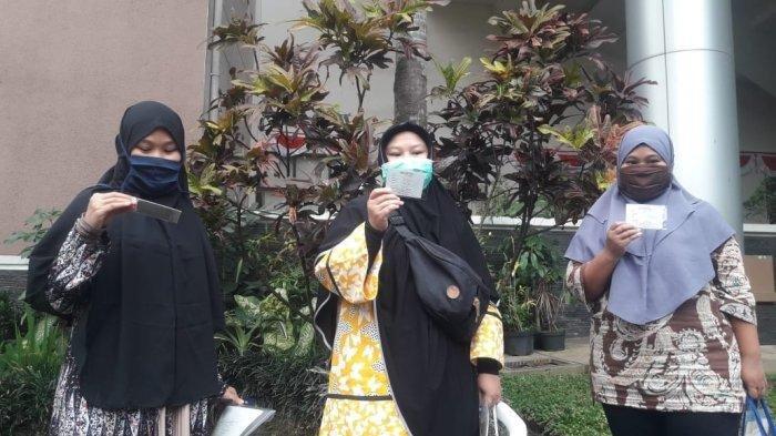 Nina Fatimah (tengah) bersama dua saudaranya yang disuntik vaksin Covid-19 buatan China