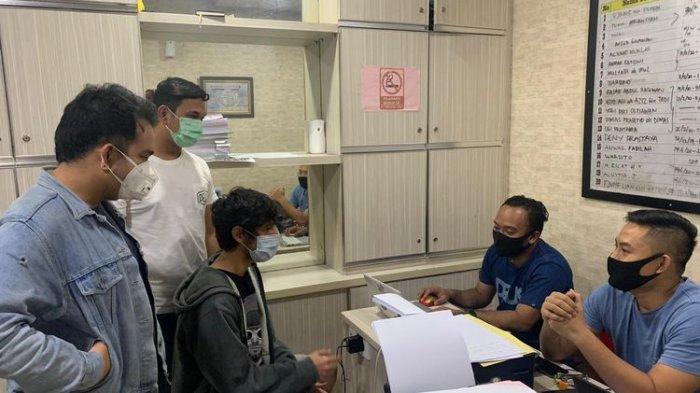 NS saat menjalani pemeriksaan di Unit 3 Satnarkoba Polres Metro Jakarta Barat,