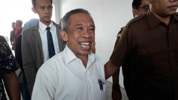 Nurul Qomar dibawa petugas Kejari Brebes, Rabu (26/6/2019). TRIBUN JATENG/M ZAENAL ARIFIN