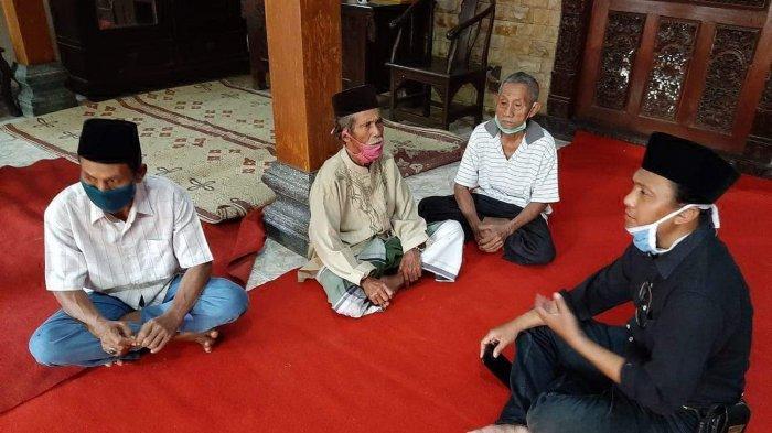 Paman Didi Kempot, Sukur (kedua kiri)