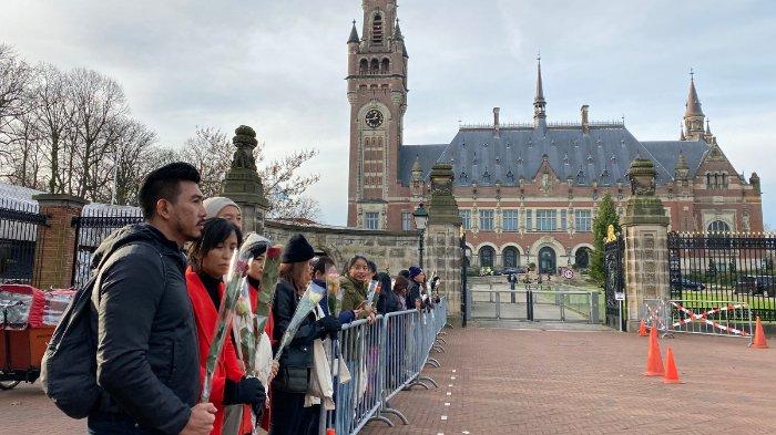 Para pendukung Aung San Suu Kyi di depan Pengadilan Internasional 1