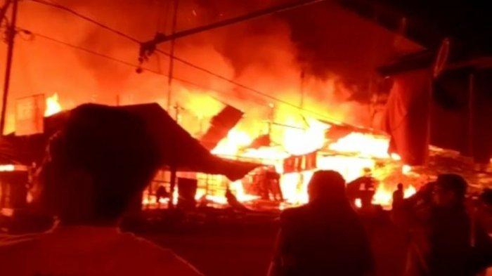 Pasar Sentral Topoyo Lululantak Dibakar Api, Sabtu (31/8/2019)