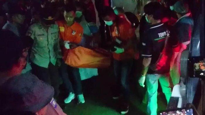 Petugas mengevakuasi jenazah pasangan suami istri asal Tulungagung, Tri Suharno dan Ning Rahayu, yang diduga jadi korban pembunuhan.