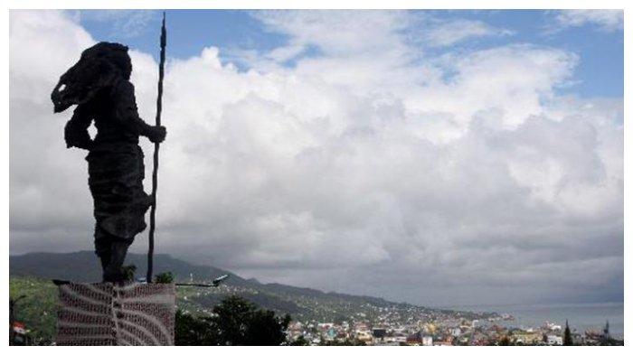 Patung pahlawan nasional Martha Christina Tiahahu di Karang Panjang