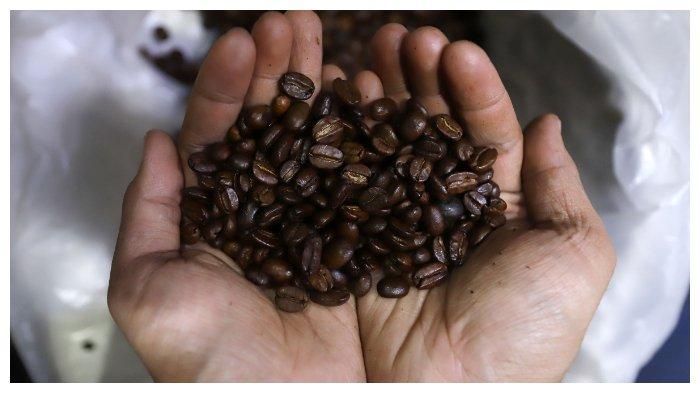 Pedagang biji kopi saat memperlihatkan beberapa jenis biji kopi Indonesia di Pasar Santa
