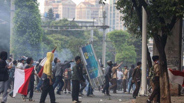 Pelajar melakukan Aksi Tolak RUKHP di Belakang Gedung DPR/MPR