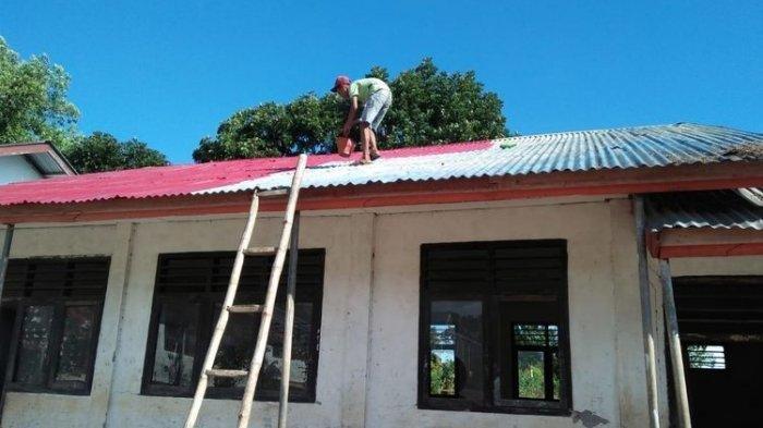 Melkianus, pelajar asal Manggarai Timur, rela menjadi buruh bangunan di sela-sela jadwal kosongnya bersekolah agar bisa membeli pulsa dan kuota internet.