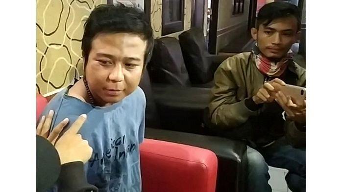 Pelaku (kiri) pelemparan sperma