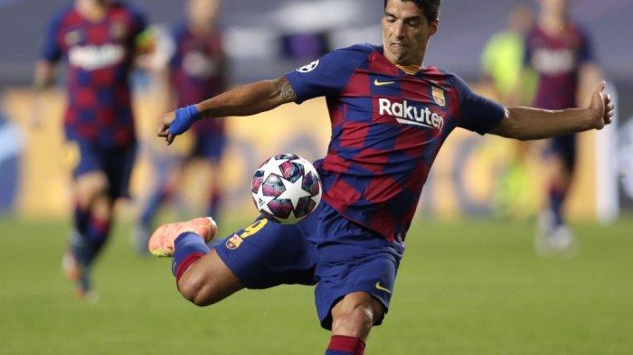 Pemain depan Barcelona Luis Suarez menendang bola selama pertandingan sepak bola perempat final Liga Champions UEFA antara Barcelona dan Bayern Munich di stadion Luz di Lisbon pada 14 Agustus 2020.