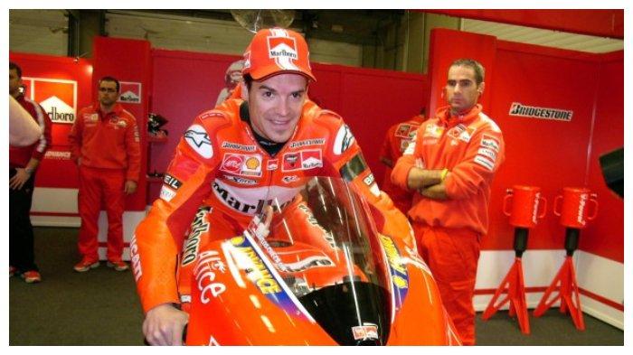 Pembalap Spanyol Carlos Checa (bertopi) tahun 2005