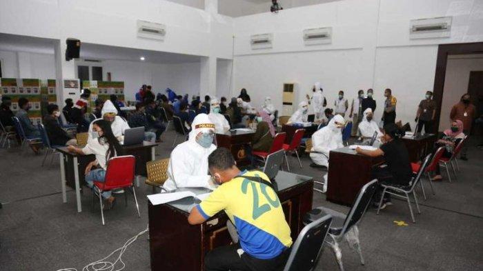 Pendataan warga yang diamankan saat jam malam di Mapolrestabes Surabaya