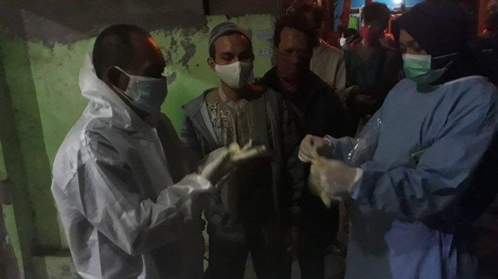 Penemuan jasad pria membusuk di dalam rumah lantai dua di Jatiasih, Bekasi, pada Rabu (12/8/2020) malam.