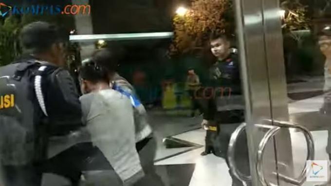 Pengeroyokan oleh polisi di JCC 2