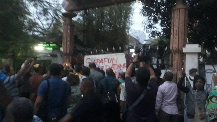 Penghuni asrama mahasiswa Papua di Surabaya 3