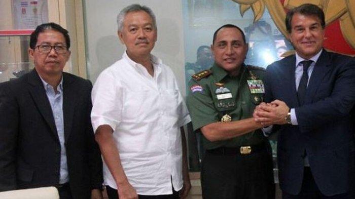 Pengusaha Tomy Winata (kedua dari kiri)