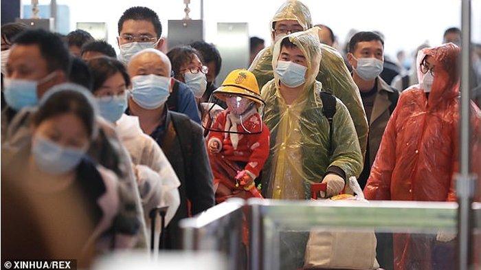 Penumpang mengantri di stasiun kereta utama kota Wuhan 1