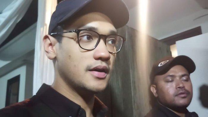 Penyanyi Afgansyah Reza saat ditemui di rumah duka Ashraf Sinclair