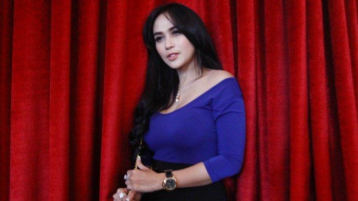 Penyanyi dangdut Bebizie 56