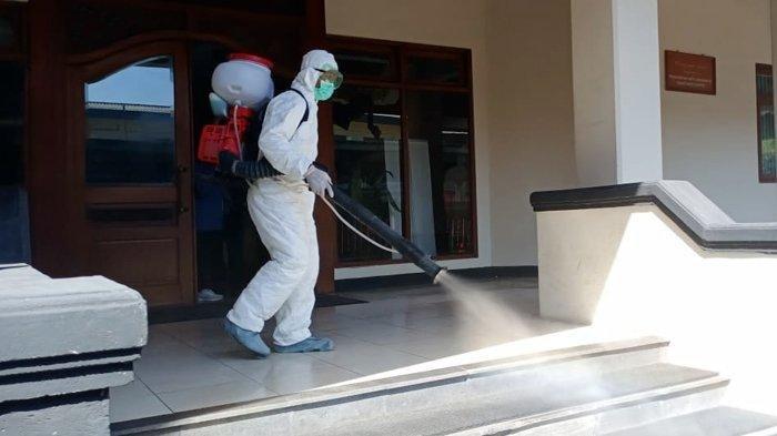 Penyemportan disinfektan di Kompleks Balai Kota Solo