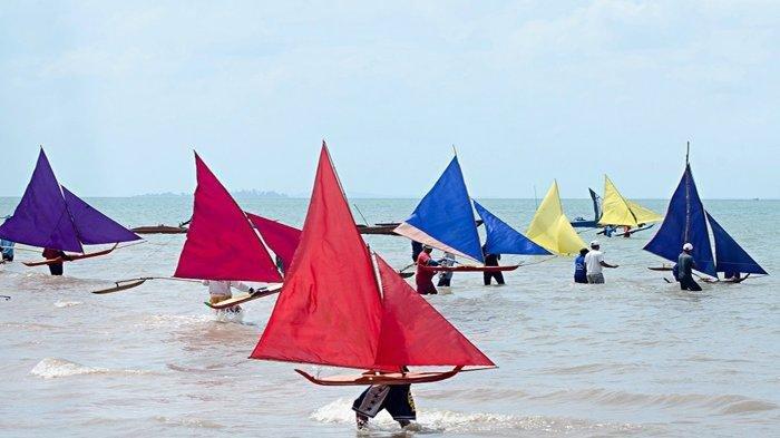 Perahu Jong merupakan permainan tradisional dari pesisir Kepulauan Riau. 2