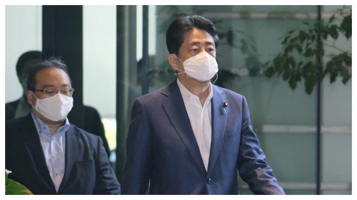 Perdana Menteri Jepang Shinzo Abe (kanan) tiba di kantor perdana menteri pada Senin, 24 Agustus 2020.