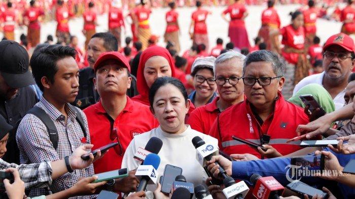 Ketua DPP PDI Perjuangan (PDIP) Puan Maharani didampingi Sekjen PDIP Hasto Kristiyanto memberikan keterangan saat meninjau persiapan Puncak Bulan Bung Karno 2023 di Stadion Utama Gelora Bung Karno, Jakarta, Kamis (22/6/2023). Ketua DPP PDIP Puan Maharani, beri sinyal kejutan dari partainya saat puncak peringatan Bulan Bung Karno (BBK) 24 Juni 2023 mendatang.
