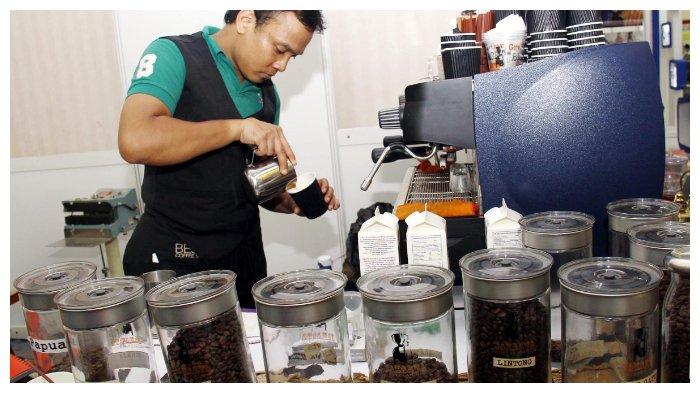 Peserta pameran kopi sedang membuat kopi