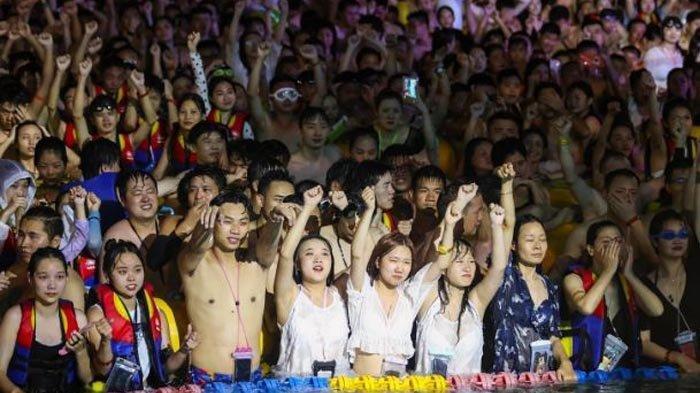 Beberapa orang sedang menikmati pesta kolam di Wuhan, China.