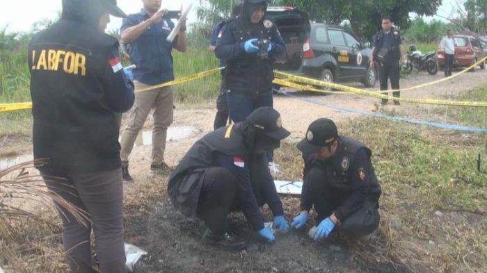 Petugas dari Tim Labfor Mabes Polri Cabang Palembang
