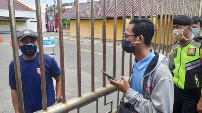 Petugas melarang wartawan dan polisi masuk setelah patung Dewa Kong Co rontok