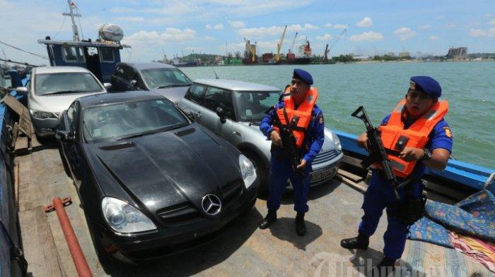 Petugas polair menjaga kendaraan di Elizabethan Internasional Batuampar