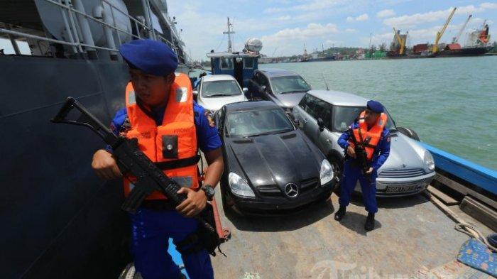 Petugas polair menjaga kendaraan yang akan diselundupkan