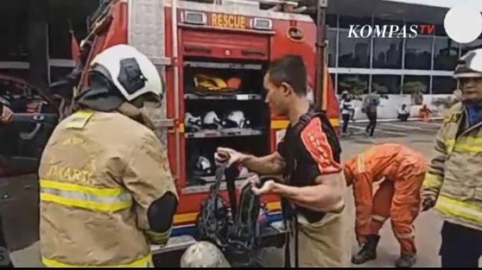 Petugas tengah bersiap memadamkan api di gedung DPR RI (Sumber: Kompas TV)