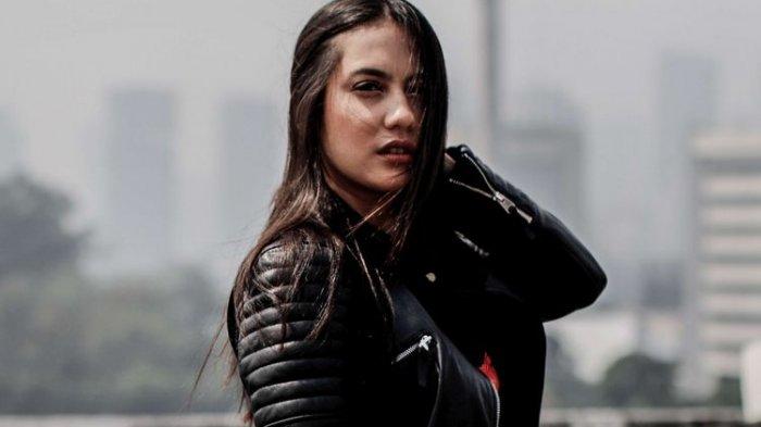 Pevita Pearce berpose di sela wawancara promo film Buffalo Boys