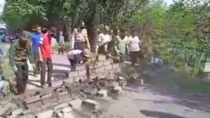 Pintu masuk Desa Sambigede dan Desa Senggreng di Kecamatan Sumberpucung 4