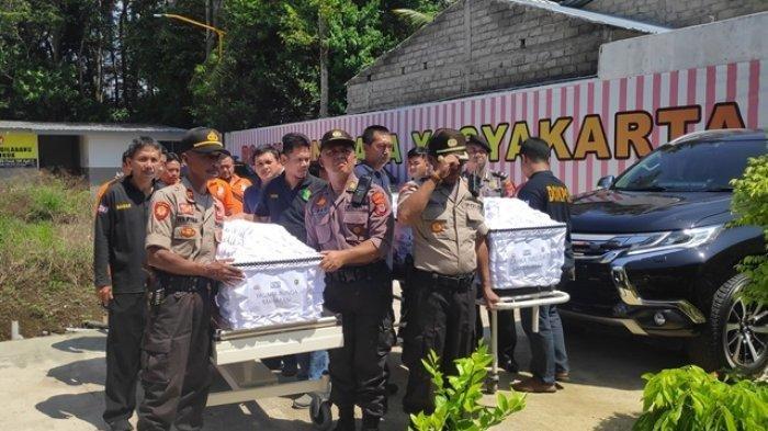 Polda DIY Kombes Pol Yulianto menyerahkan jenazah korban susur sungai yang ditemukan Minggu