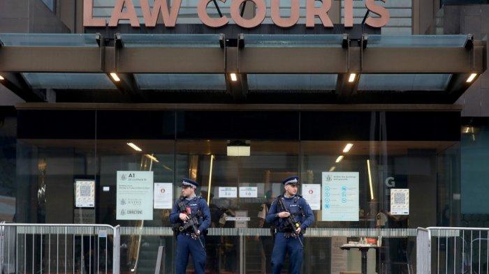 FOTO: Polisi bersenjata bersiaga di depan pintu masuk Pengadilan Tinggi Christchurch.