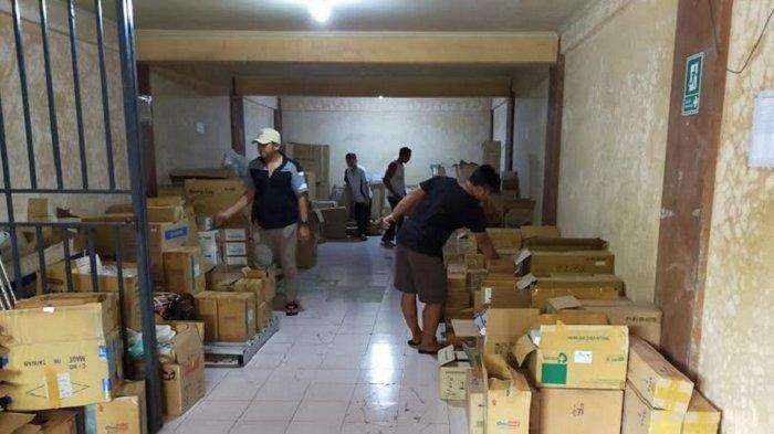 polisi ciduk pemimbun masker dan hand sanitizer