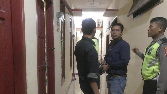 Polisi menggeledah rumah kos pelaku