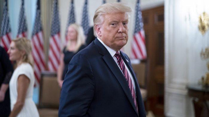 WASHINGTON, DC - 12 AGUSTUS: Presiden AS Donald Trump meninggalkan acara di Ruang Makan Negara di Gedung Putih di Washington, DC. Acara tersebut berfokus pada praktik terbaik untuk melindungi kesejahteraan anak-anak dan guru yang berpotensi kembali ke sekolah selama pandemi virus corona.