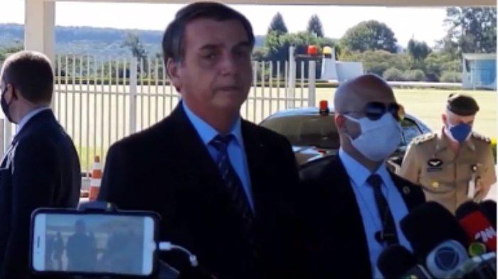 Presiden Brasil Jair M. Bolsonaro tak mengenakan masker