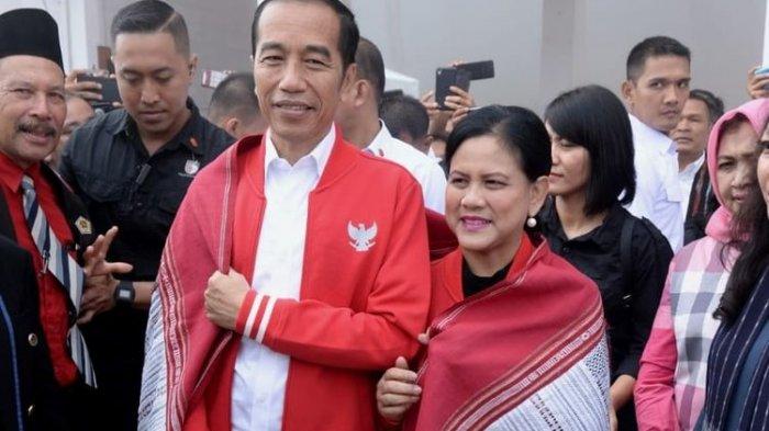 Presiden Joko Widodo dan Ibu Negara Iriana membeli jaket dari bahan kain ulos