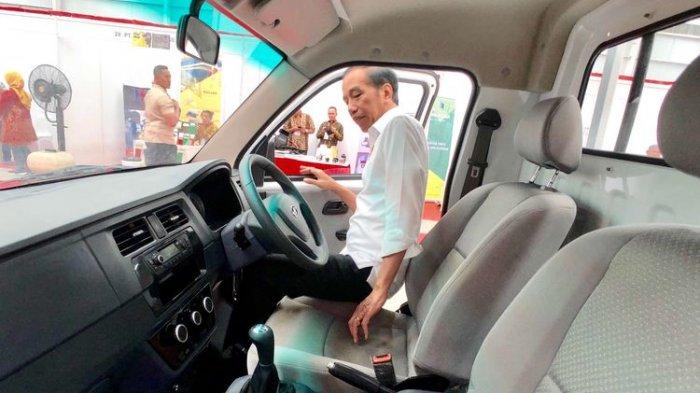 Presiden Joko Widodo menaiki salah satu produk mobil